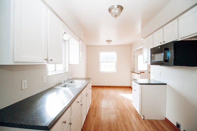 Building Photo - 653 Williamsville Ave