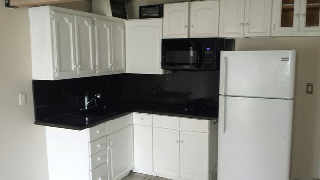 Kitchenette - 17241 Donmetz St