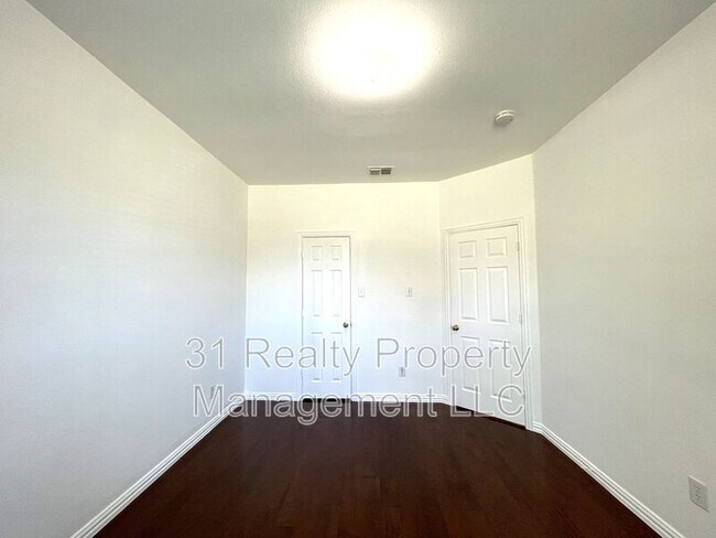 Building Photo - 4400 Avebury Dr