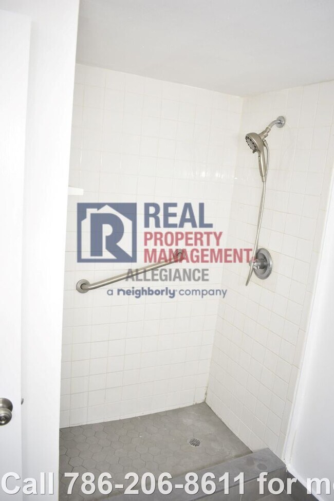 Building Photo - Modern Charm: Newly Renovated 2 Bed 2 Bath...