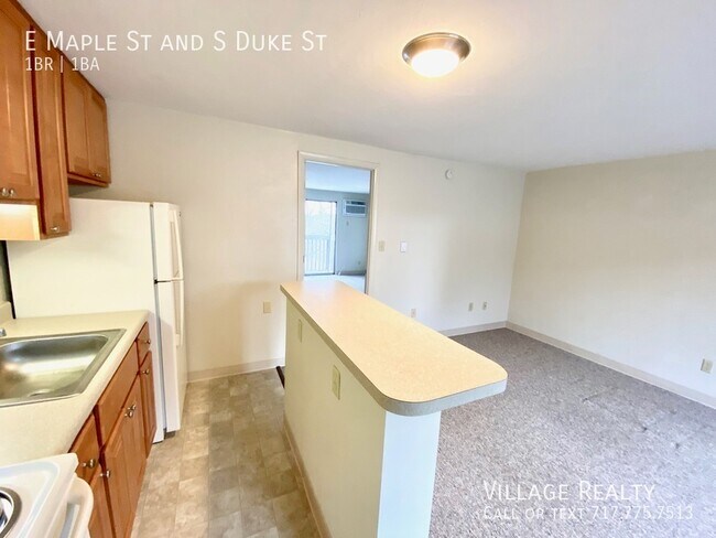 Building Photo - 461 E Maple St