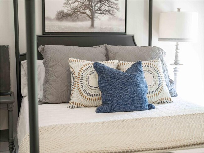 Building Photo - 352 W 5th St