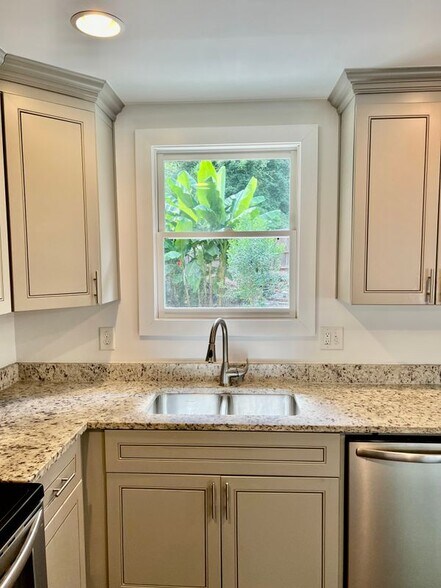 Building Photo - 375 Cologne Dr SE