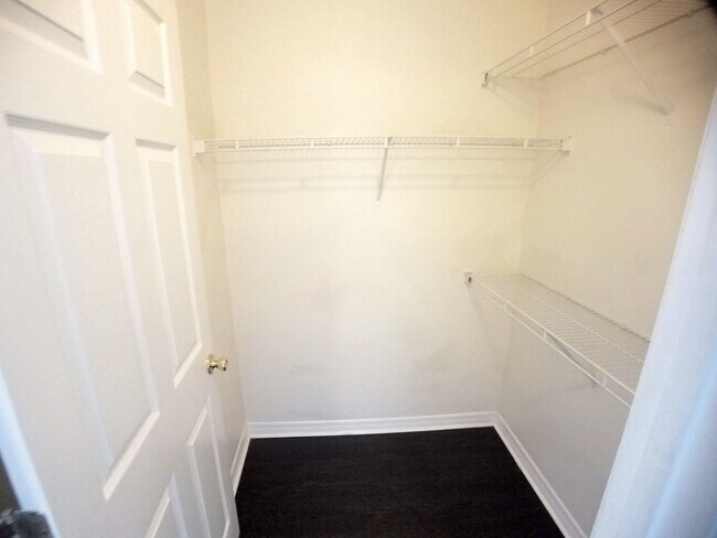 Building Photo - Beautiful 1/1 Wood Floors Condo at The Cre...