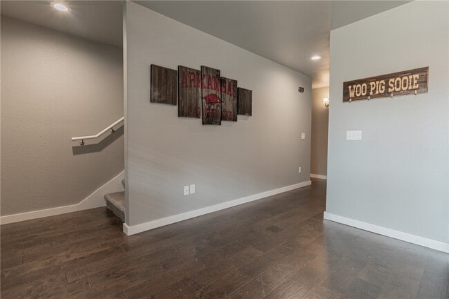 Building Photo - 2805 W Lakewood Dr