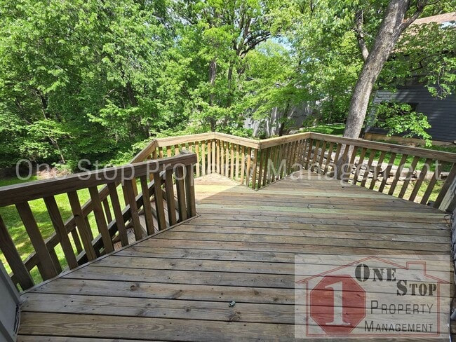 Building Photo - 4 Bedroom, 2.5 Bathroom Home in North Kansas City, Missouri