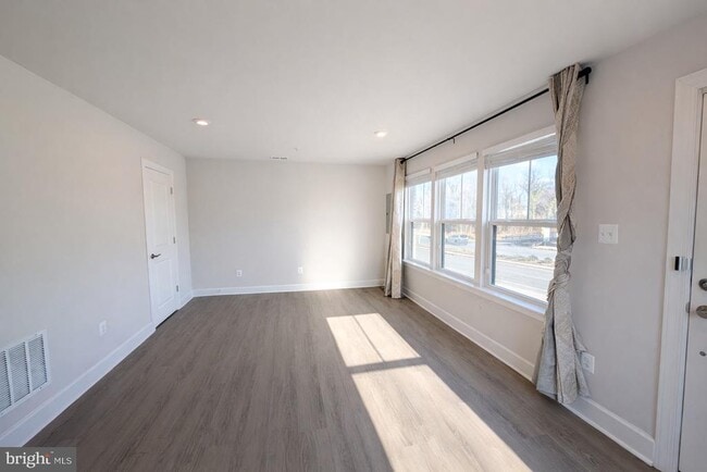 Building Photo - 6710 Belcrest Rd