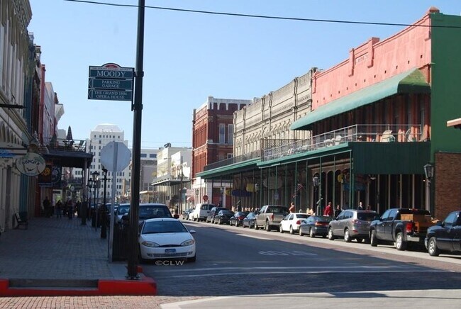 Building Photo - 328 1st St