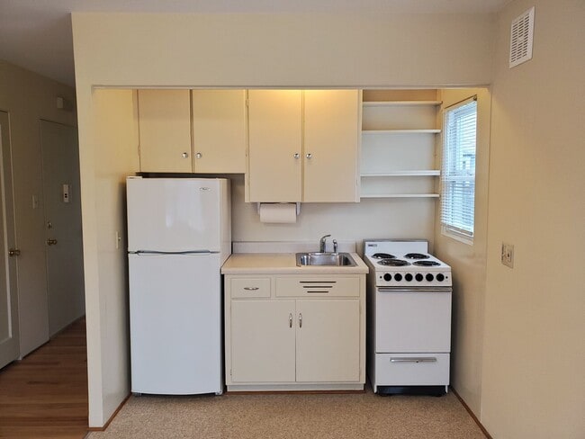 Building Photo - Classic One Bedroom, One Bathroom Apartmen...