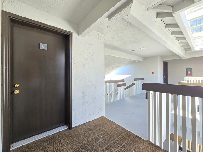 Building Photo - 2 Bedroom Condo Available in Kenmore