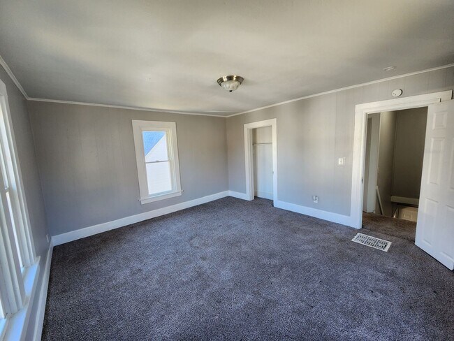 Building Photo - 4 bed 1 bath house