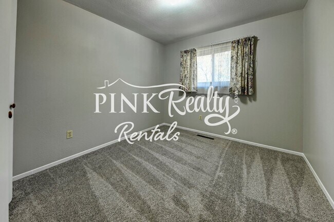 Building Photo - Nice 4 Bedroom Close to Peterson AFB and S...