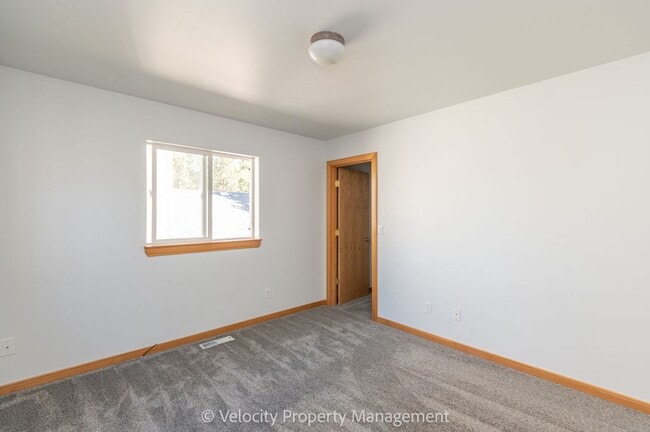 Building Photo - Charming Westside Home!