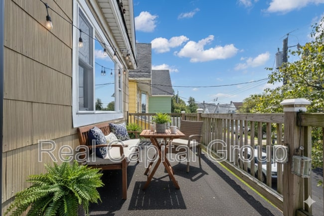 Building Photo - 305 Cable St