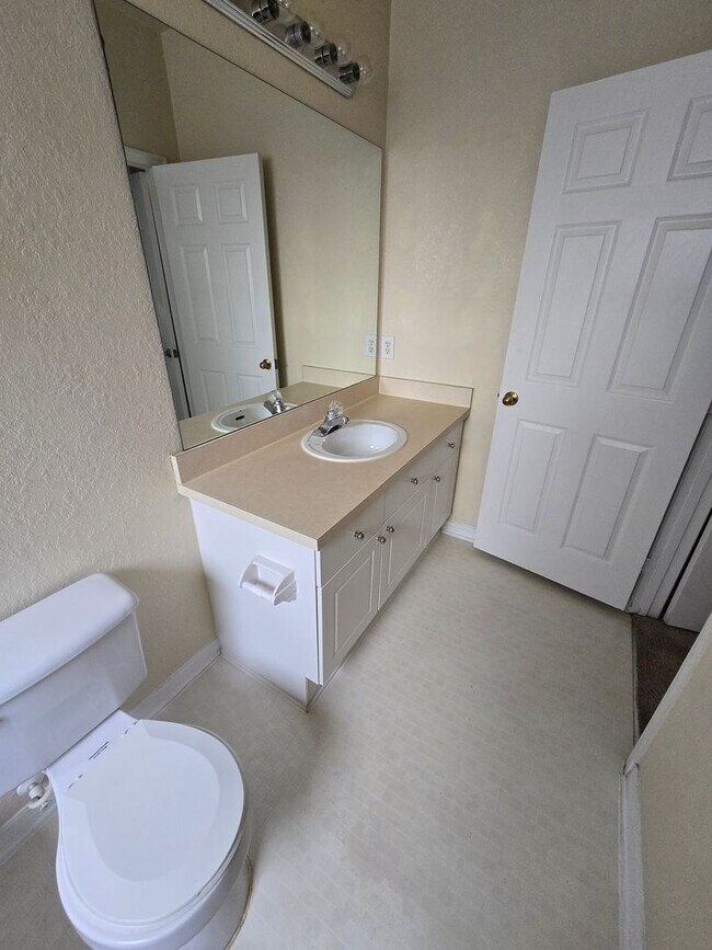 Building Photo - 2 bedroom, 2 bath For Rent Tampa Palms Area!