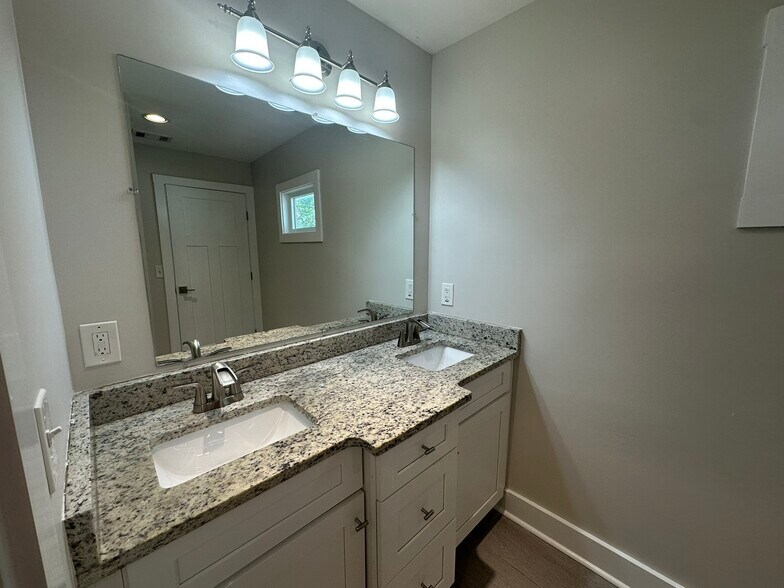 Building Photo - 569 Woods Dr NW