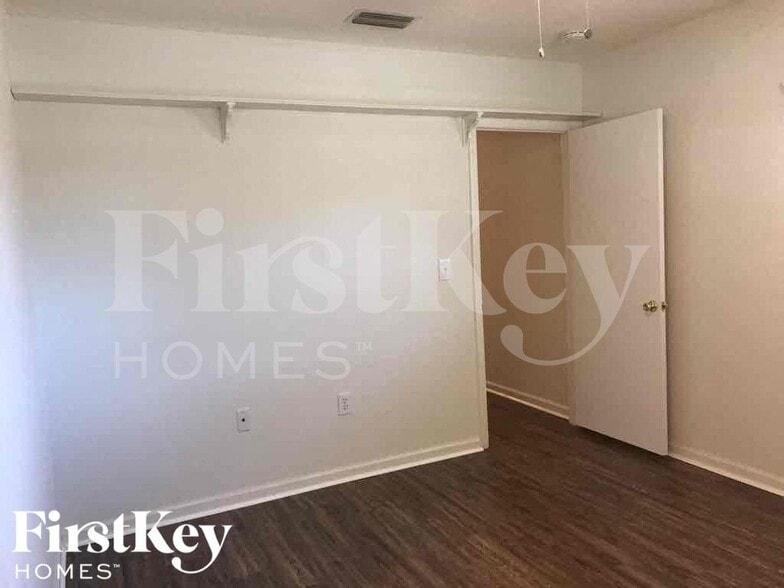 Building Photo - 833 Weeburn St