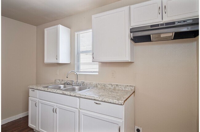 Building Photo - 526 Cooper St