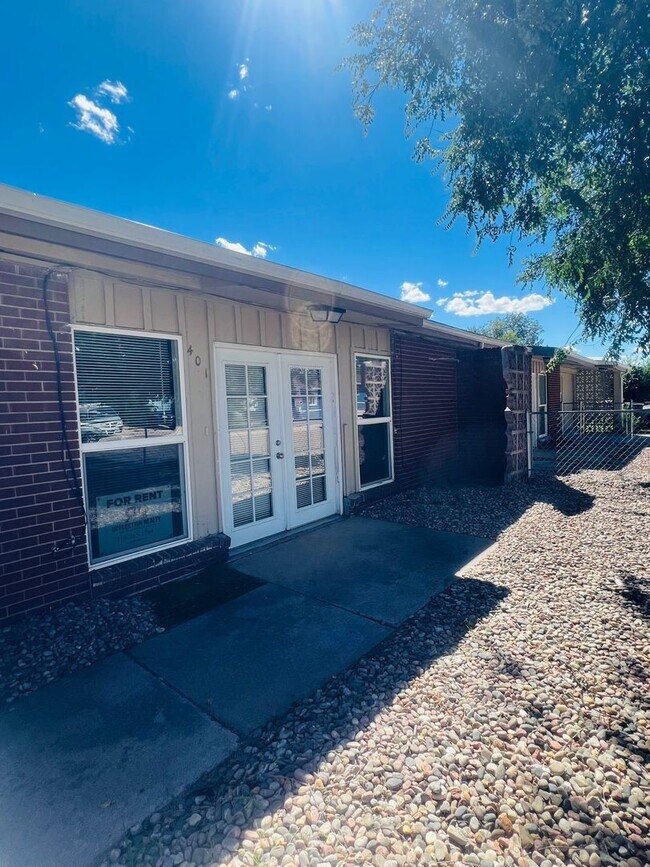 Primary Photo - Freshly Painted 3 bed 1 bath with fenced f...