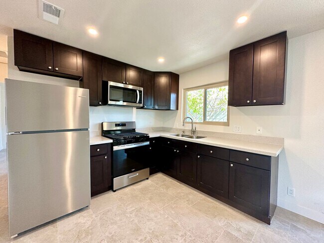 Building Photo - 561 Desert View Dr
