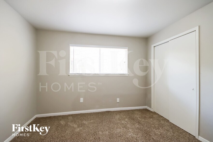 Building Photo - 5603 Sheraton Oaks Dr