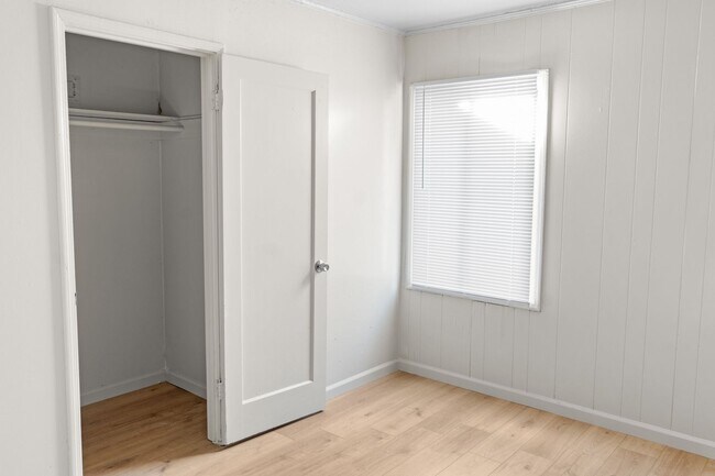 Building Photo - hesket