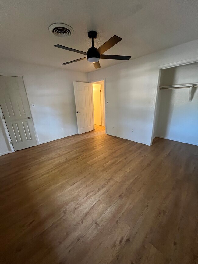 Building Photo - Pine View Apartments