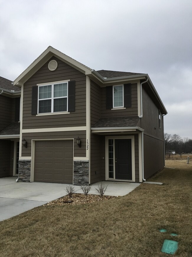Building Photo - Newer 3 Bed Townhome in Grain Valley