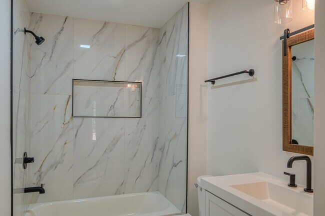 Building Photo - 2416 Horseshoe Bend Dr