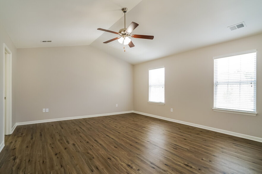 Building Photo - 117 Preakness Farm Dr