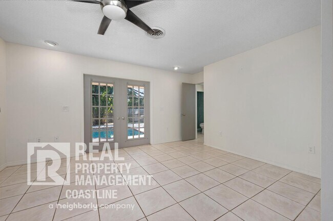 Building Photo - Welcome to Your Venice Oasis!