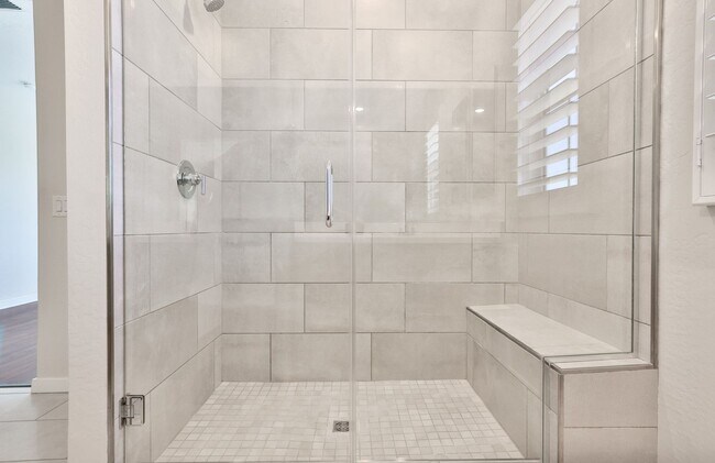Building Photo - Gorgeous 4bed/3 bath End Unit Condo in Gil...