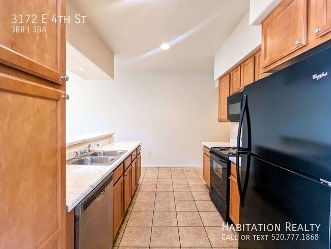 Building Photo - 3172 E 4th St