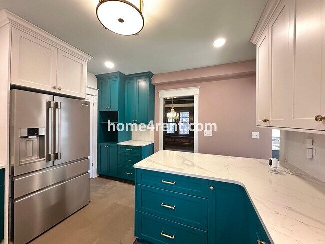 Building Photo - Beautiful, KCMO Home with Historic Charm, Updated Kitchen, Wood Floors and a Fenced Yard!