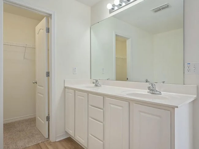 Building Photo - 4 bedroom 2.5 bathroom