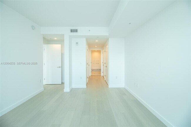 Building Photo - 9221 E Bay Harbor Dr