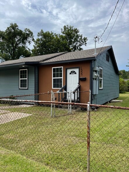 Building Photo - 1555 Swan Ave