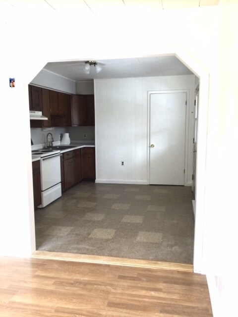 Kitchen - 5 Adirondack Rd