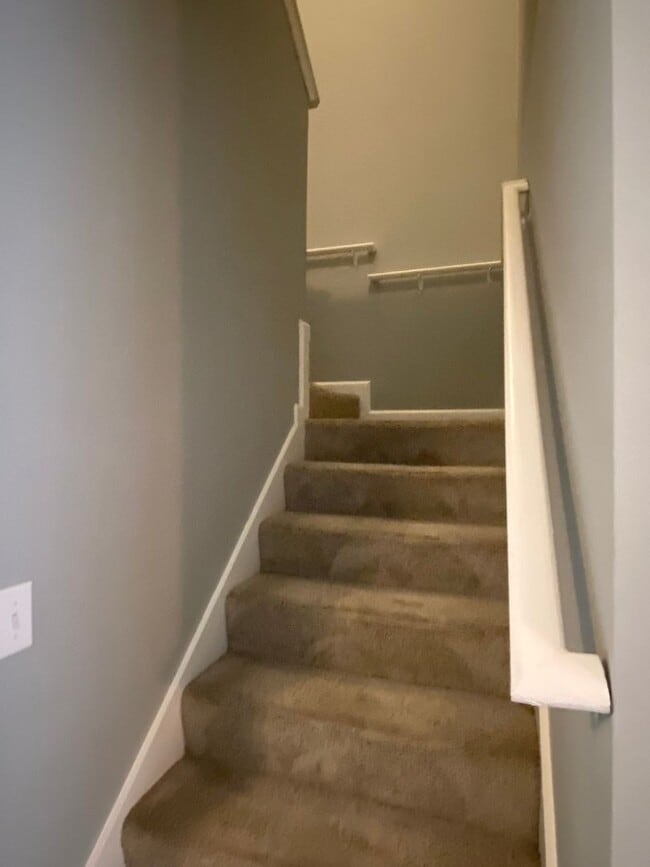 Building Photo - 3bedroom/2.5 bath Condo $1,495 -  Ready fo...