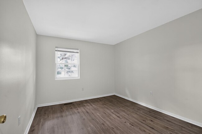 Building Photo - Available 3 Bedroom 1.5 bath Townhouse in Fredericksburg, Stafford County
