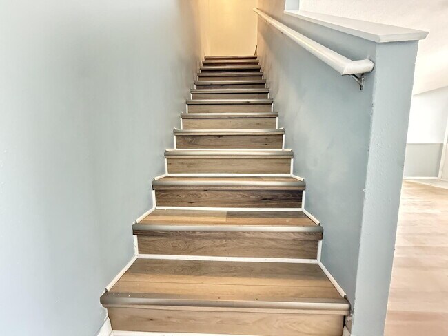 Building Photo - 3 bed 2.5 bath townhome in Gated Providenc...