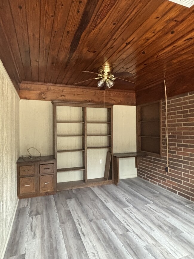 Building Photo - 2533 Crescent Dr