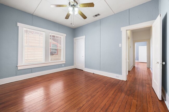 Building Photo - Historic craftsman style home located in T...