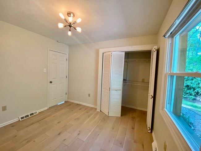 Building Photo - East AVL - Mid Century Modern Beauty in Botany Woods!