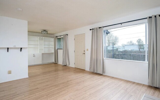 Building Photo - Remodeled 3 Bedroom, 1 Bath Home with Fenced Yard