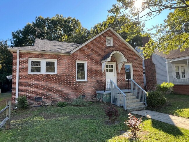 Building Photo - Two bedroom, 1 bath house in Burlington