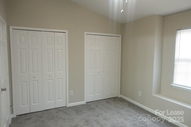 Building Photo - 1725 Forest Side Ln