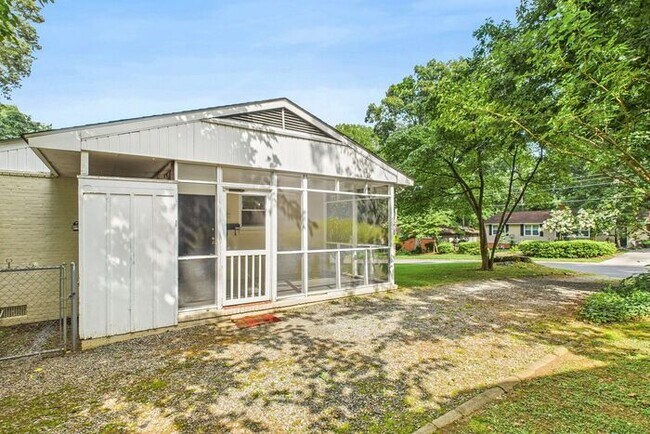 Building Photo - NW Brick Home in the Desirable Guilford Hi...