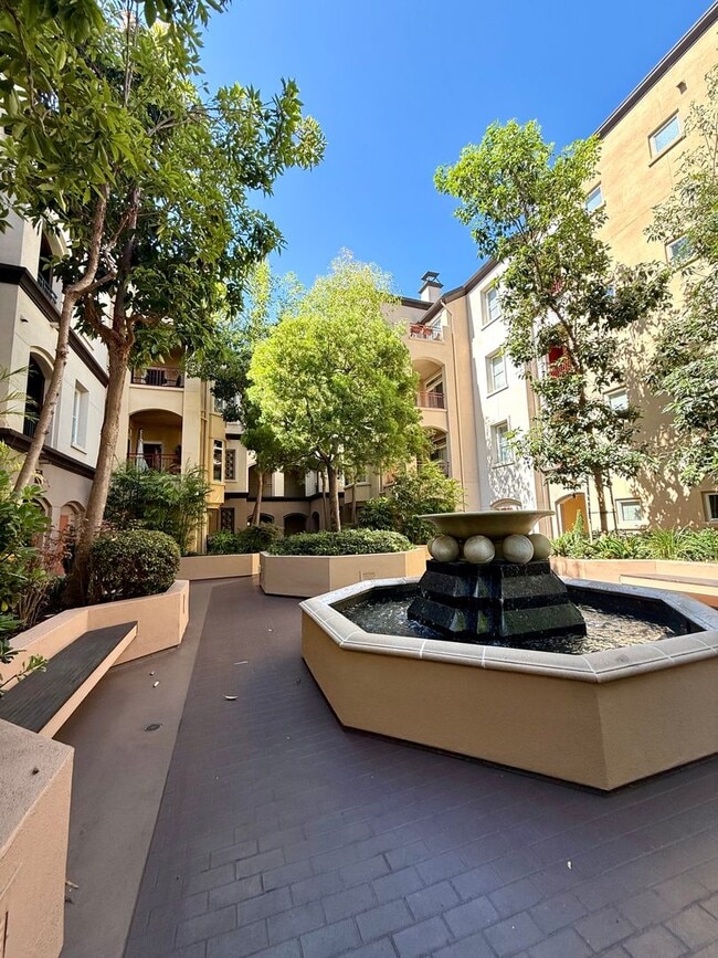 Building Photo - Spacious Bankers Hill Studio | In-Unit Laundry | A/C | Fireplace | Pool & Gym | 6-Month Lease