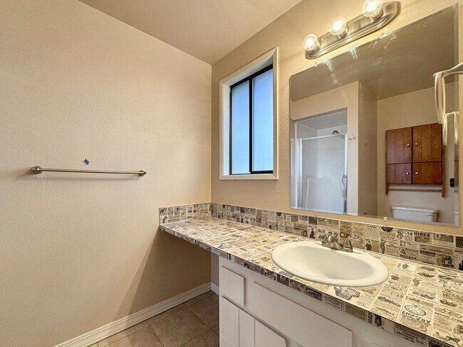 Building Photo - Pet-Friendly Newly Remodeled 3-Bedroom Home in South West Boise with Granite Counters, Gas Firepl...